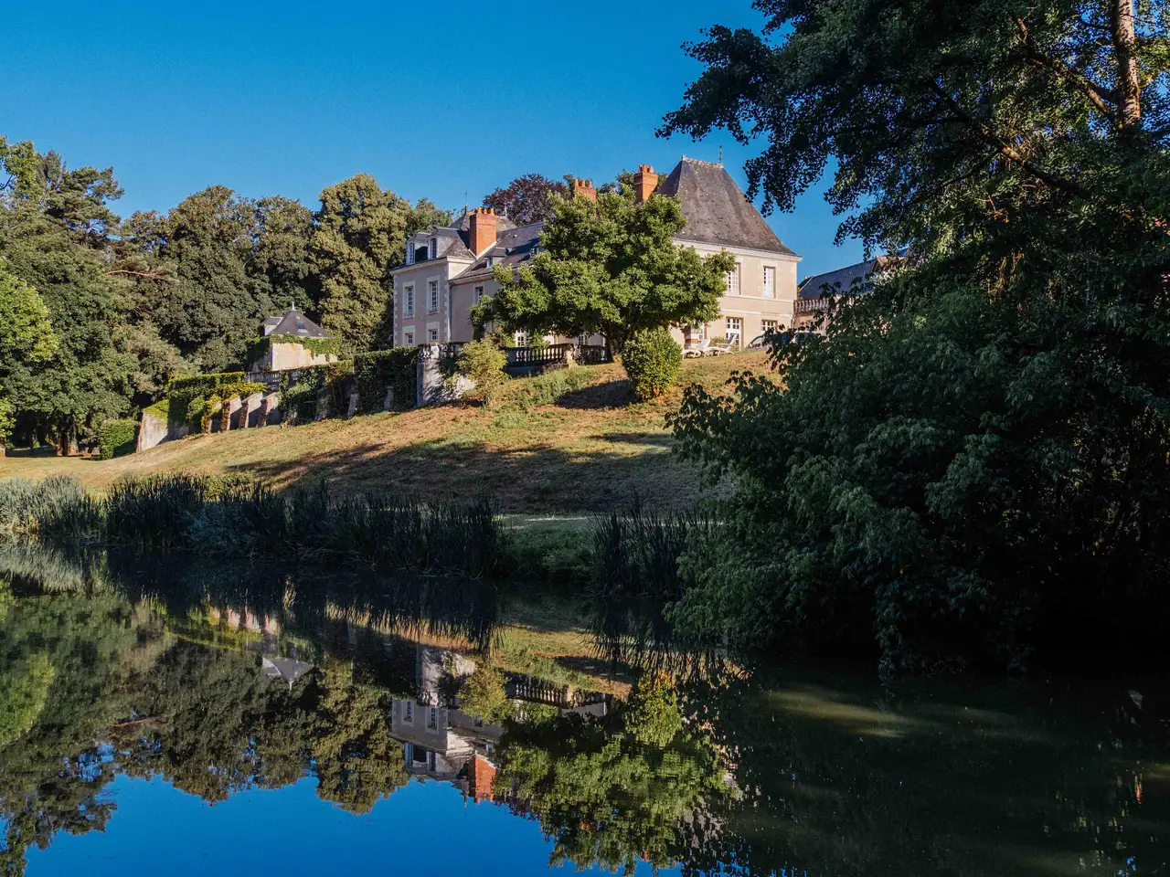 Château de la Huberdière vu depuis l'étang