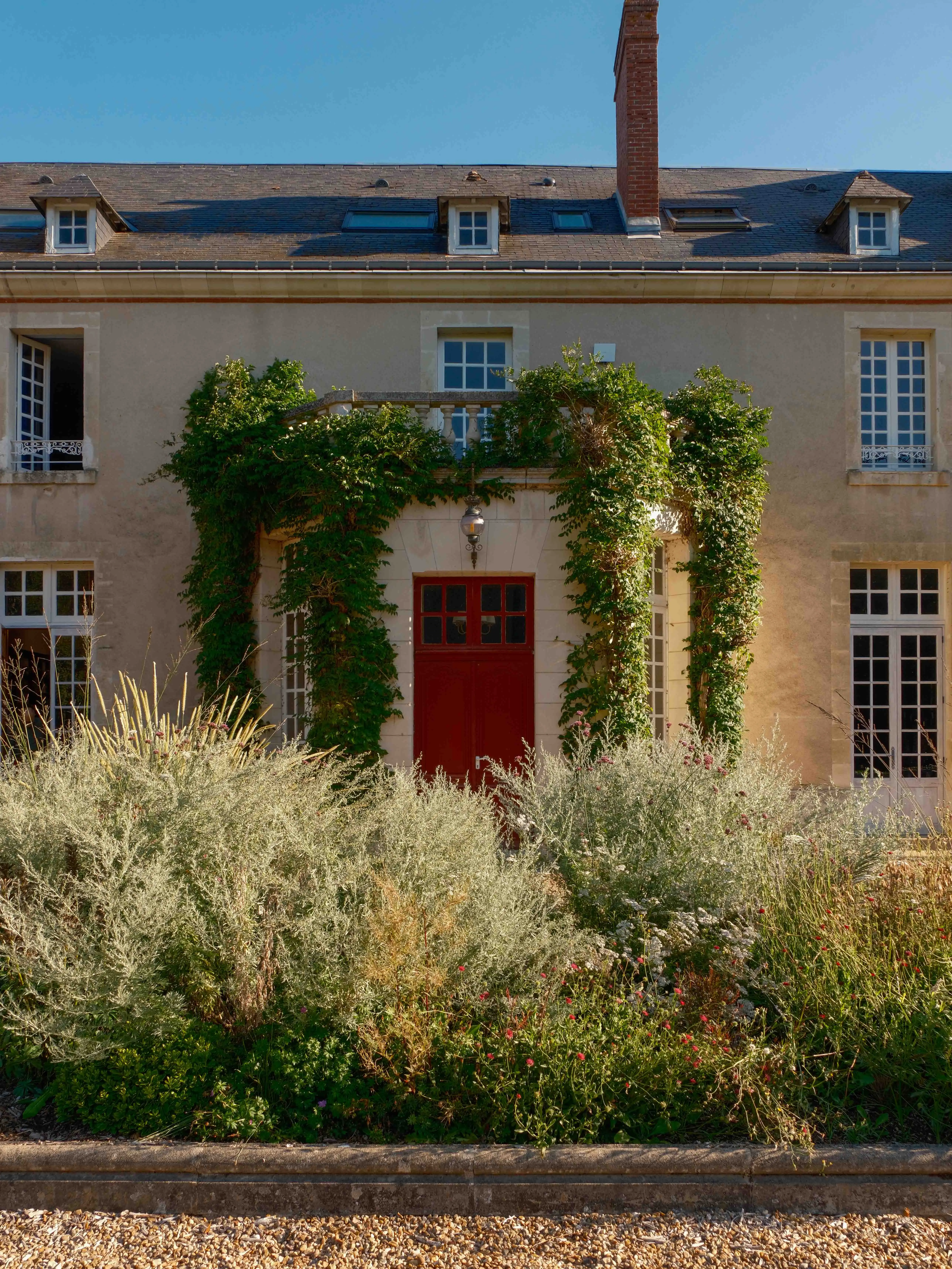 Entrée fleurie du château
