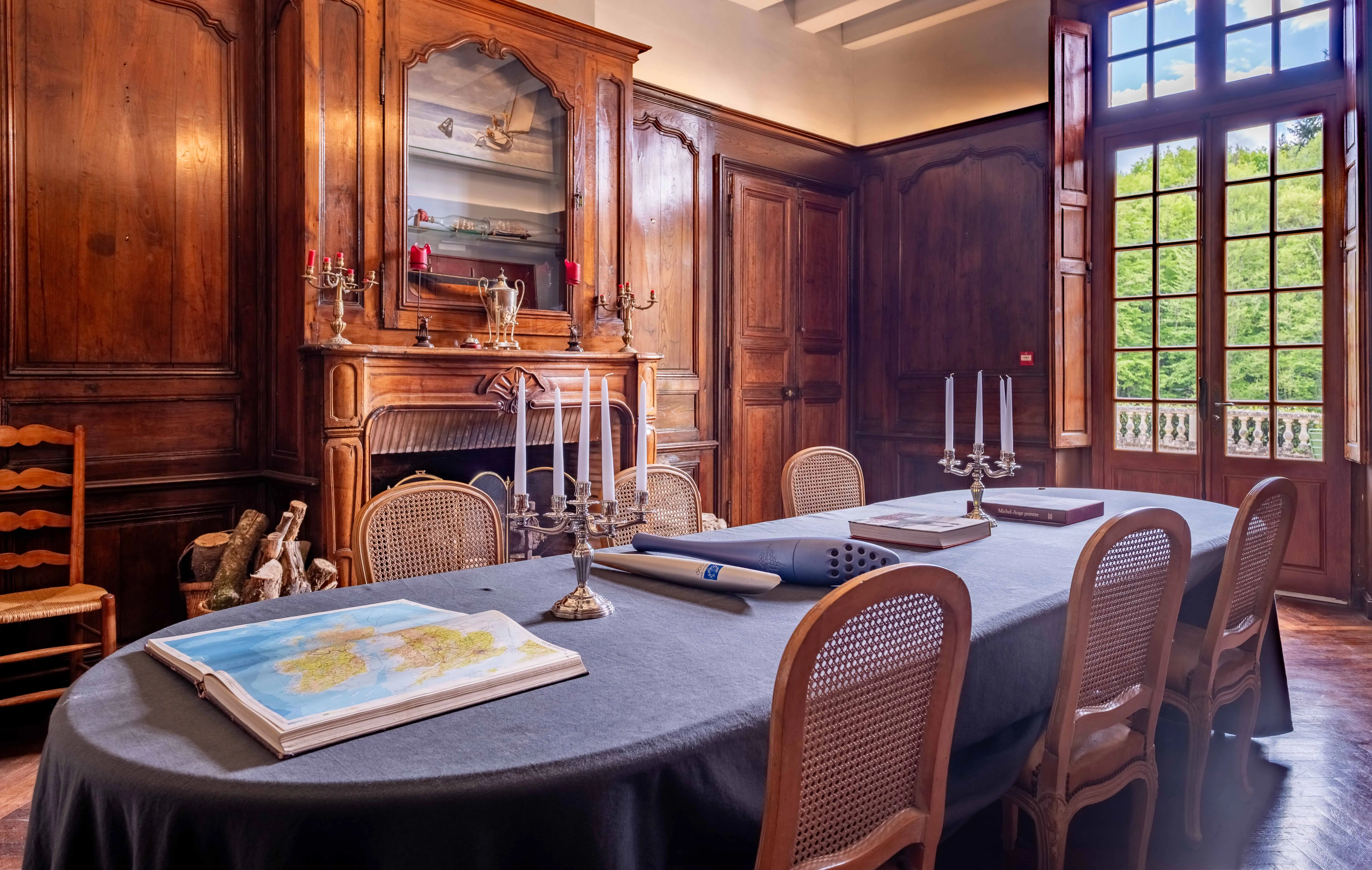 Grande salle dressée pour un dîner