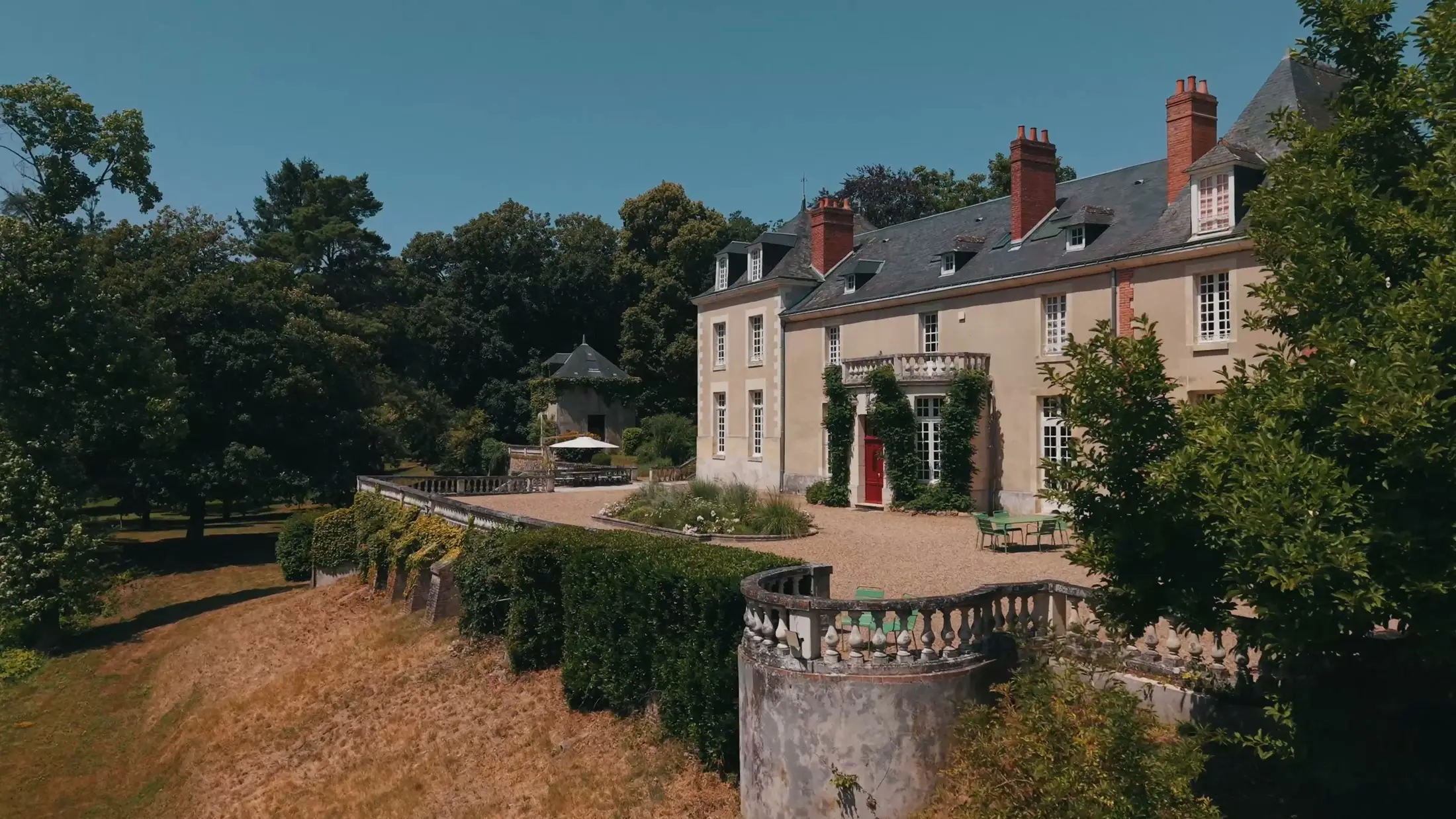 Le château et sa terrasse vus du ciel, au-dessus du parc