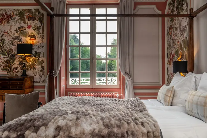 Chambre aux grandes fenêtres ouvertes sur le parc, lit double et boiseries