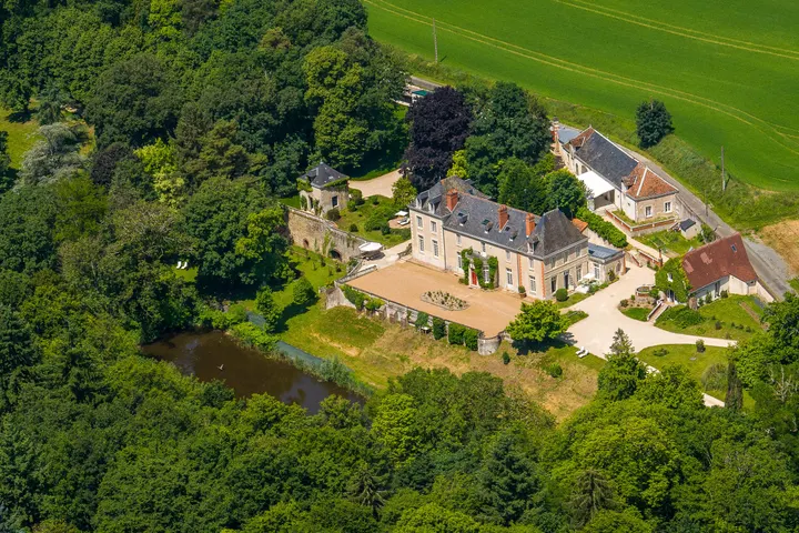 Vue aérienne du château, de ses dépendances et du parc boisé