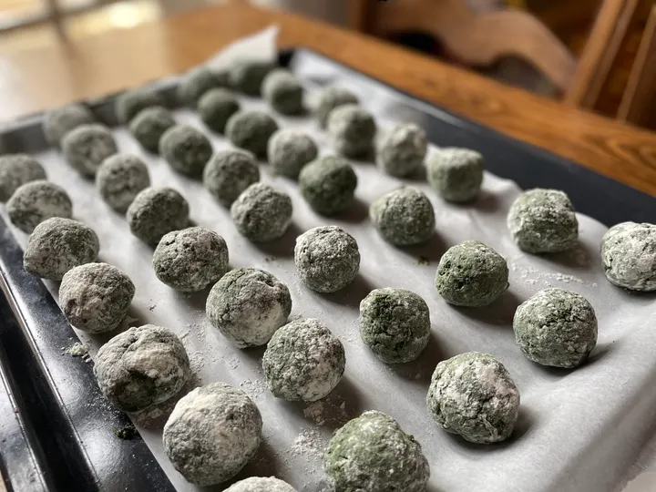 Plateau de boulettes roulées à la main, alignées avant cuisson