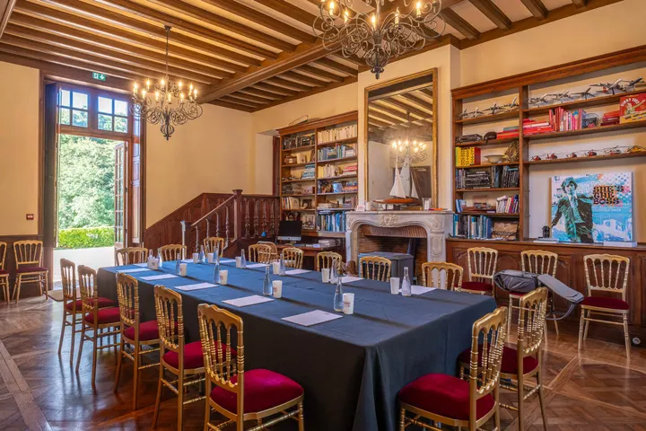 Salle de séminaire en U dans la bibliothèque, nappes bleues et chaises dorées